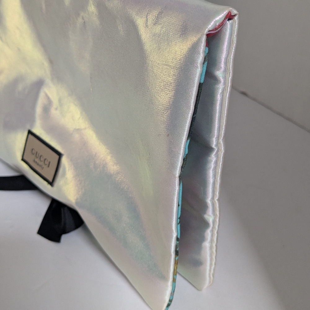 Gucci iridescent cosmetic pouch in pearl pink and mint - Picture 3 of 9